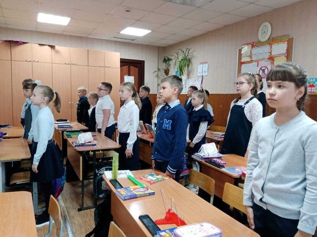 Сегодня во всех школах Барнаула, как и во всех школах страны, первая учебная неделя началась с «Разговора о важном»