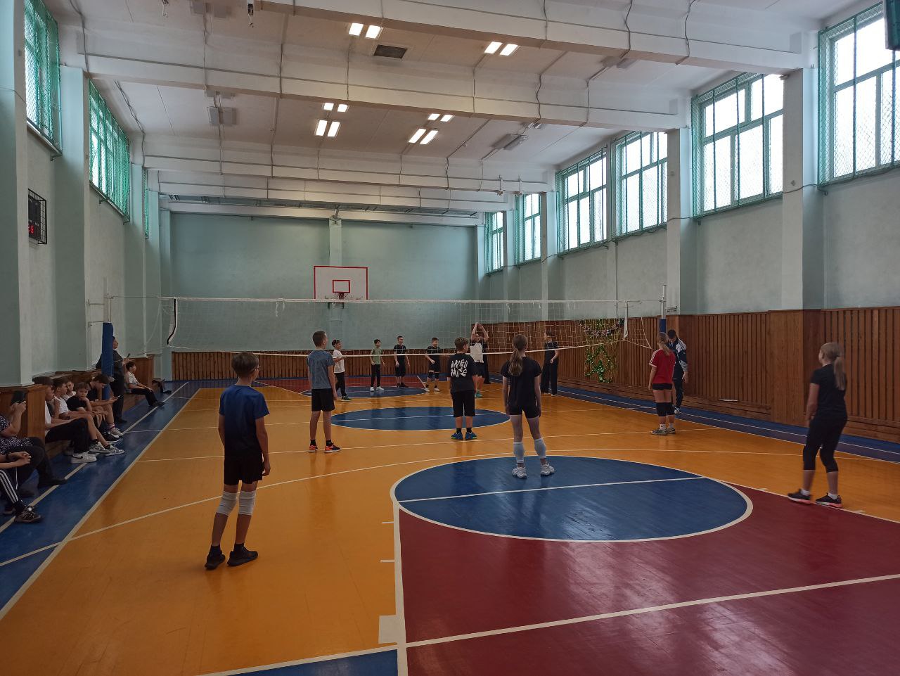 Новогодний турнир  по Пионерболу и  соревнования по Баскетболу.