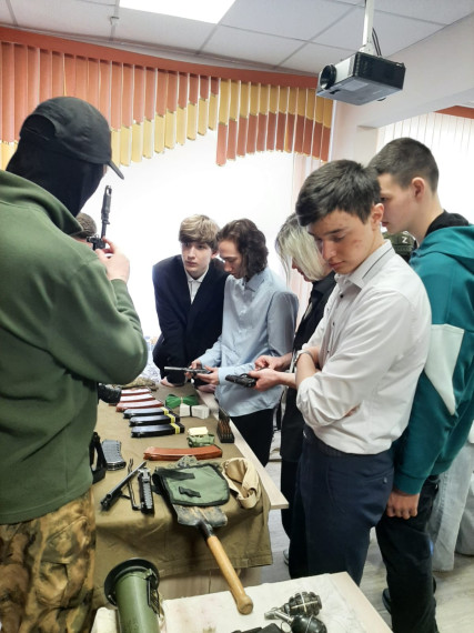 22 марта в МБОУ «Лицей №3» состоялась встреча с инструкторами клуба НВП «Рокот.Барнаул», ветеранами боевых действий, участниками СВО.